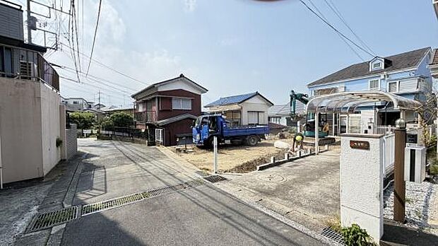《前面道路》 ■落ち着いた住環境です。