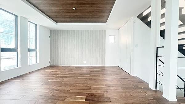 《リビングダイニング》　■ゆとりを感じさせる上質で明るい空間が、住まう人や訪れる人を心地よく迎え入れてくれます。