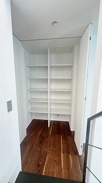 《パントリー》　■キッチン奥のパントリー。常温保存の食品・キッチン用品などが収納できて便利です。