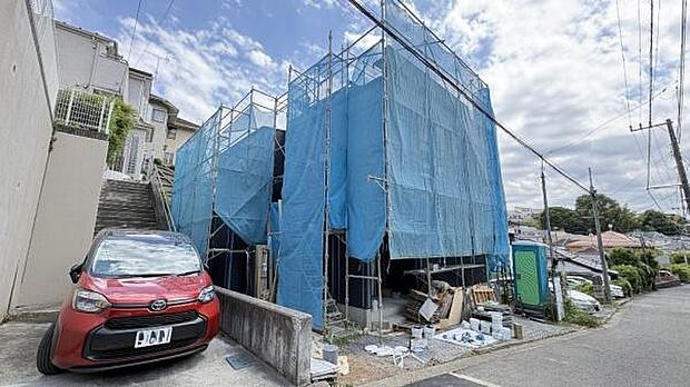 《外観》　豊かな光が照らすこの場所は、たわいもない会話を楽しみ、ゆったりとした時間を過ごす場所。家族の日常が刻まれる大切な空間です。