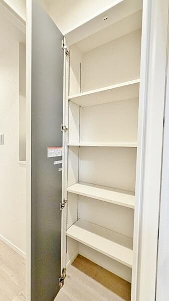 《収納》　■室内をいつもすっきり保てる、収納力のあるクローゼット。ハンガーパイプと棚板で衣類の整理整頓がしやすく、日々の暮らしをスマートにサポート。