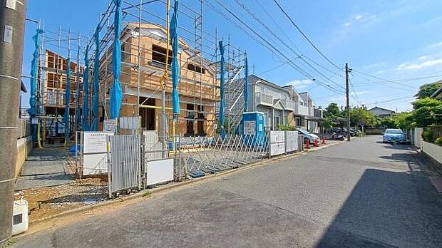 《外観》 ■一戸建ての多いエリア、静かで落ち着いた雰囲気。シンプルで美しいフォルム空気までクリーンになるような佇まい。心地よいライフスタイルが実現できるそんな予感。