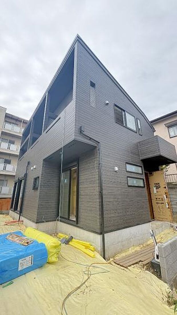 《前面道路》 ■前面道路が広く、開放的です。日当たりも良好です。