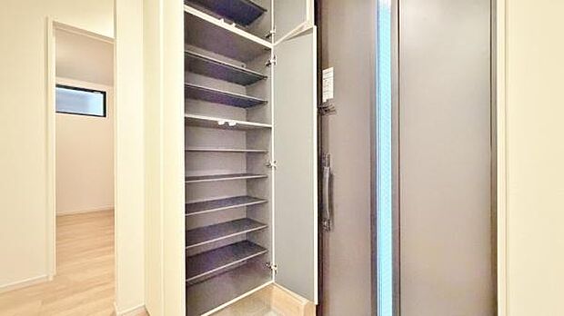 《玄関》　■シューズクローゼット付きで玄関もスッキリ。