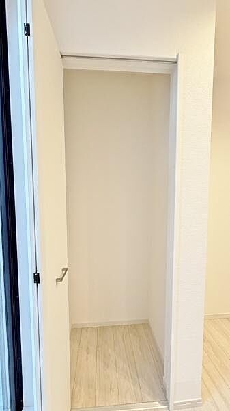 《パントリー》　■キッチン横のパントリー。常温保存の食品・キッチン用品などが収納できて便利です。