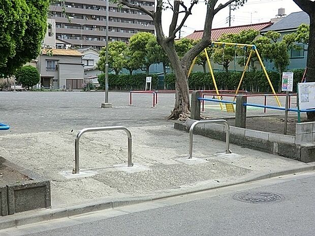 東渡田第二公園まで537m、住宅街の十分な広さの公園です。ブランコ・滑り台などの遊具があり、ベビーカーで入れますので、小さなお子様も楽しめます。