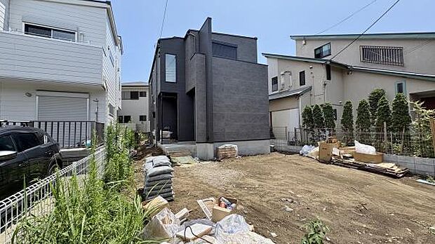 《外観》 機能性とデザイン性を兼ねそろえた理想の住まい。美しい外観やくつろぎの室内空間にふさわしい素材・形・色彩、上質感に満ちております。