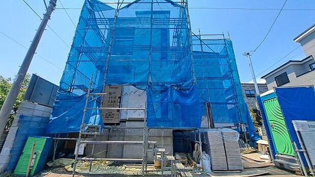 《外観》 ■一戸建ての多いエリア、静かで落ち着いた雰囲気。シンプルで美しいフォルム空気までクリーンになるような佇まい。心地よいライフスタイルが実現できるそんな予感。
