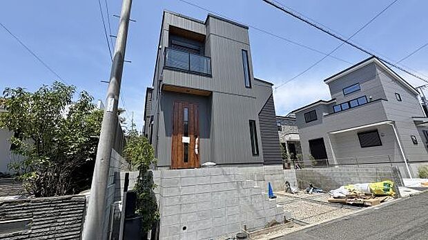《外観》 青空の下、洗練されたデザインが輝く住まい。新しい暮らしを始めるのにふさわしい、光と風が心地よい空間です。