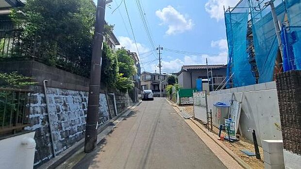 《前面道路》 ■落ち着いた住環境です。