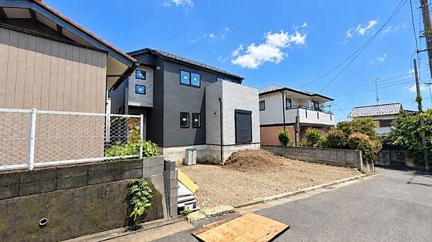 《外観》 ■青空の下、洗練されたデザインが輝く住まい。新しい暮らしを始めるのにふさわしい、光と風が心地よい空間です。