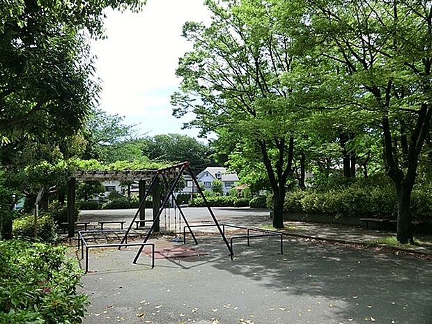 上中里向坂公園まで723m、高台にある公園で、周囲の町並みを見渡すことができます。ブランコとベンチがあり、ベンチの上は藤棚になっていてきれいです。