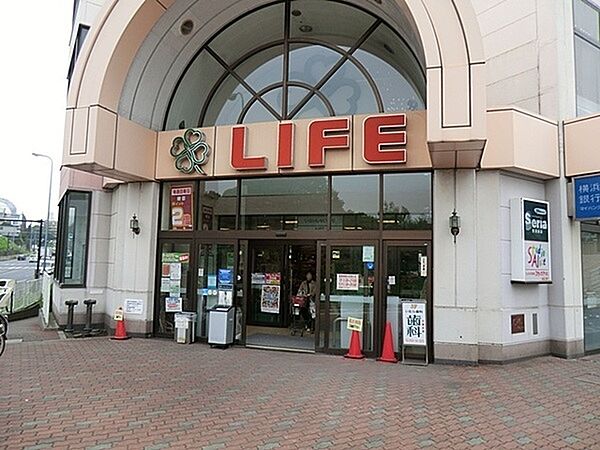 ライフ鶴見店まで337m、広い店内は、所狭しと商品が陳列してあります。お目当てのモノもきっと見つかる宝探し。ゆっくりお買い物を楽しめます。