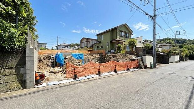 《前面道路》　■道路と敷地はフラットな地形です。