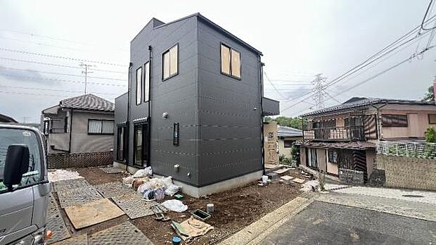 落ち着いた閑静な低層住宅地に佇む邸宅を建築予定。永住の地としてゆったりお住まいいただけます。