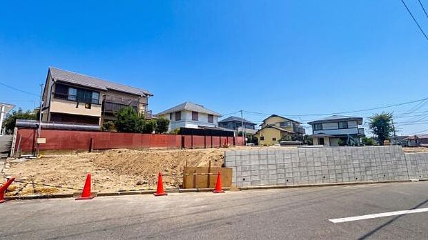 《外観》 ■一戸建ての多いエリア、静かで落ち着いた雰囲気。シンプルで美しいフォルム空気までクリーンになるような佇まい。心地よいライフスタイルが実現できるそんな予感。