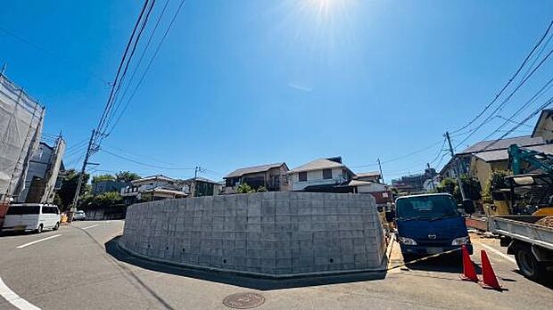 《外観》　■一戸建ての多いエリア、静かで落ち着いた雰囲気。シンプルで美しいフォルム空気までクリーンになるような佇まい。心地よいライフスタイルが実現できるそんな予感。