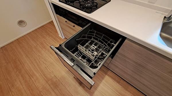 《食器洗い乾燥機》■食事後もゆっくり過ごせる食器洗い乾燥機を設置。手洗いよりもキレイに洗え、節水にもなります。