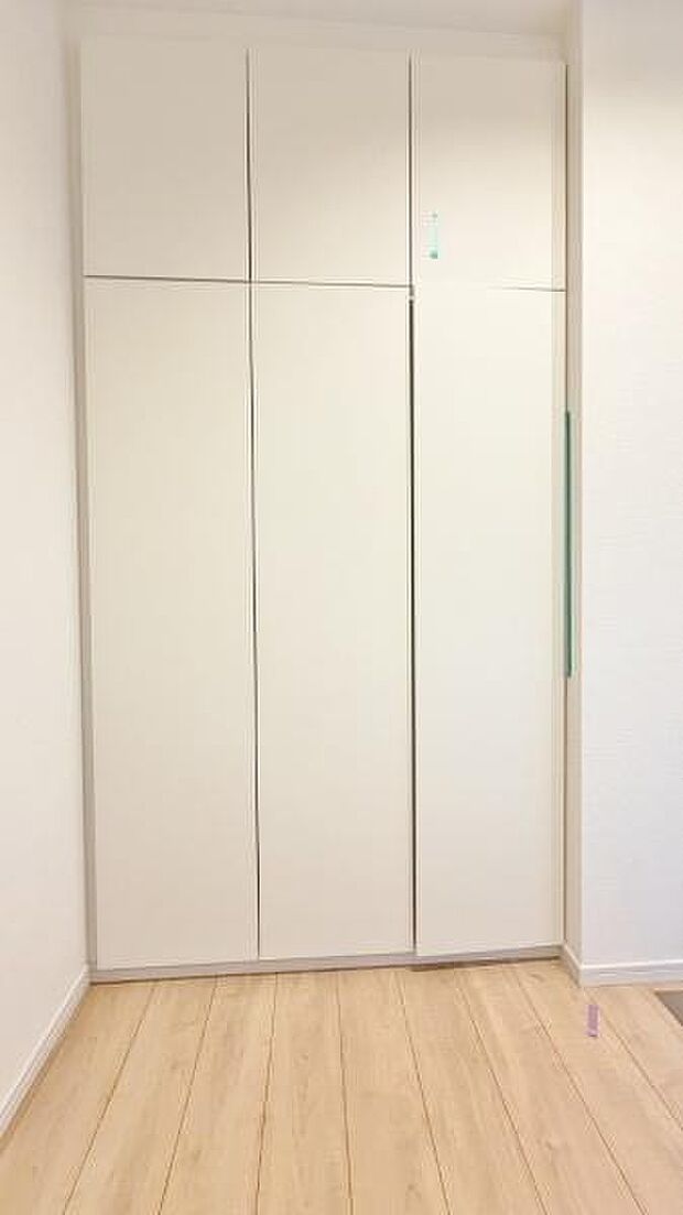 《玄関》 ■シューズクローゼット付きで玄関もスッキリ。
