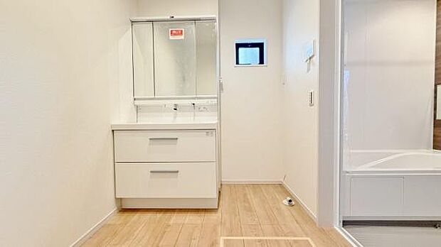 《洗面化粧台》 ■使いやすいシャープなデザインの洗面化粧台。