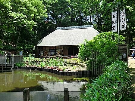 せせらぎ公園まで824m、自然林に囲まれ、野鳥の多い、大きな池のある公園です。公園の奥には古い民家が移築されています。