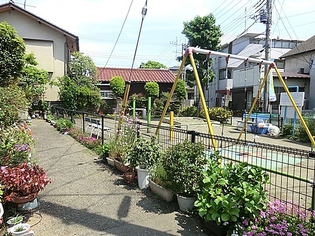 東名下公園 （旧 東名宿河原第3公園）まで1040m、小さな公園ですが、ブランコ、鉄棒、砂場などがあります。