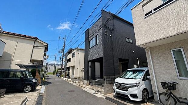 《外観》 青空の下、洗練されたデザインが輝く住まい。新しい暮らしを始めるのにふさわしい、光と風が心地よい空間です。