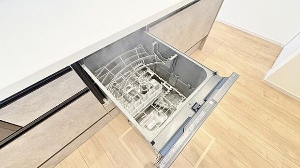 《食器洗い乾燥機》■食事後もゆっくり過ごせる食器洗い乾燥機を設置。手洗いよりもキレイに洗え、節水にもなります。