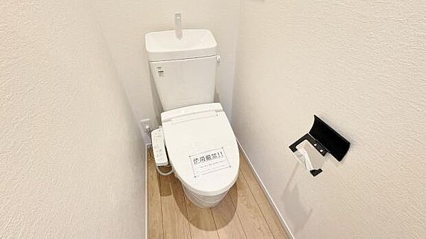 《トイレ》 清潔感のある落ち着いたトイレ。