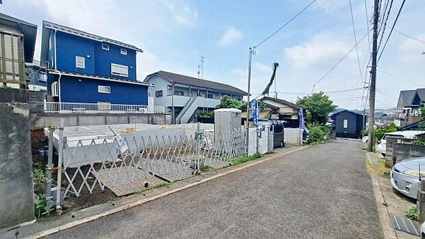 《外観》 ■一戸建ての多いエリア、静かで落ち着いた雰囲気。シンプルで美しいフォルム空気までクリーンになるような佇まい。心地よいライフスタイルが実現できるそんな予感。