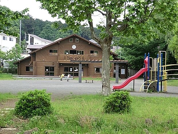 上白根大池公園まで1199m、雨でも大型遊具で目いっぱい遊べる。　木の香りが心地よいログハウス施設があります。