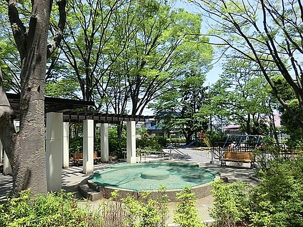 もみの木公園まで506m、ベンチ、すべり台、健康遊具、ブランコ、鉄棒があります。木々の緑も豊かで、季節の移り変わりも感じられます。