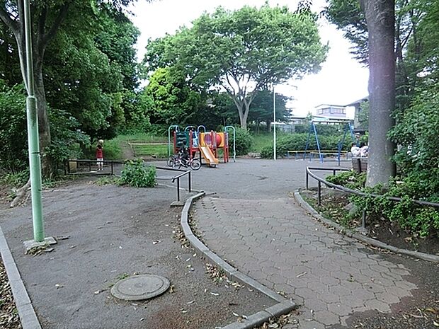 深谷町えのき公園まで1241m、ブランコなどの遊具があります。