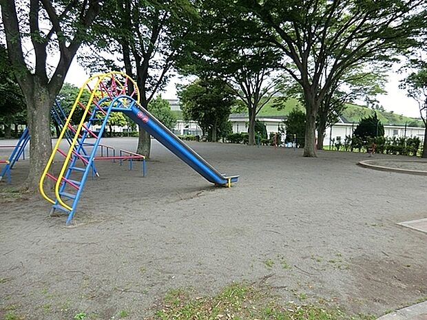 小雀公園まで1291m、里山的な自然を楽しみながら散歩したりゆっくりできます。