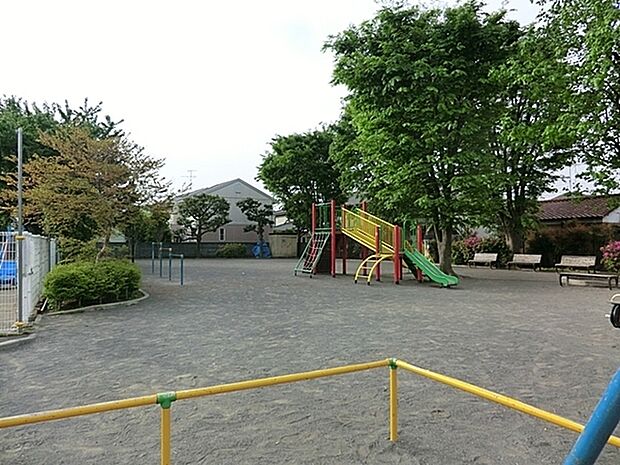 宮沢町公園まで705m、お散歩の途中でちょっと一休みできる公園。