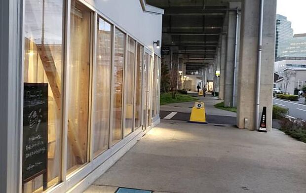 星天qlay Dゾーンまで947m、相鉄本線 星川駅と天王町駅をつなぐ高架下のショッピングモール。飲食店やカフェなどの施設が並んでいます。