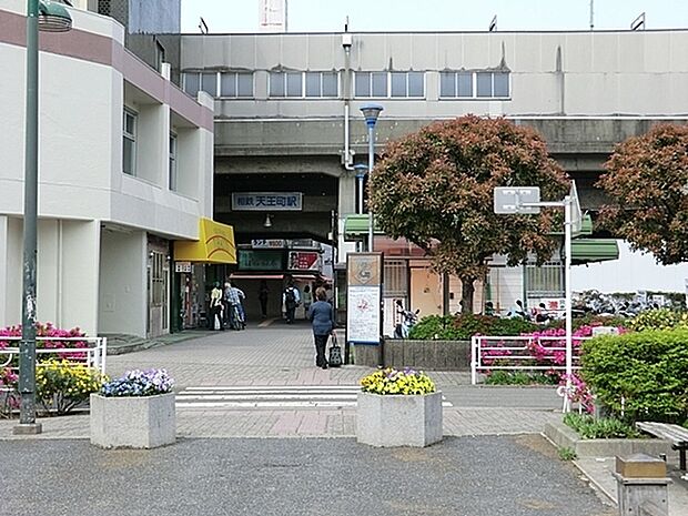 相鉄本線天王町駅まで1031m、副駅名は「横浜ビジネスパーク前」。星川駅までの高架下に「ホシテンクレイ」があり周辺にはスーパー、コンビニがある。
