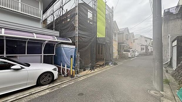《外観》 一戸建ての多いエリア、静かで落ち着いた雰囲気。シンプルで美しいフォルム空気までクリーンになるような佇まい。心地よいライフスタイルが実現できるそんな予感。