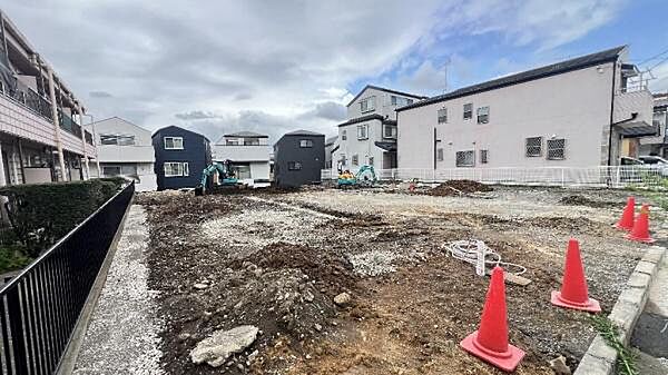 《外観》　■青空の下、洗練されたデザインが輝く住まい。新しい暮らしを始めるのにふさわしい、光と風が心地よい空間です。