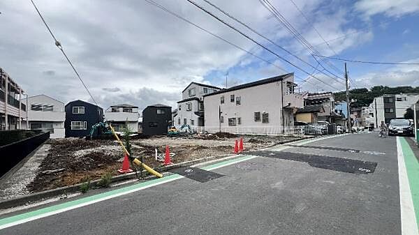 《前面道路》　■「空」×「光」×「風」。開放感を具現化したような現地は、まさに「永住の地」としての選択肢です。