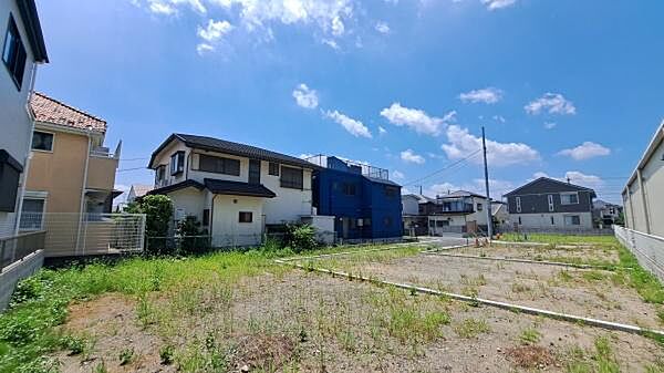 《前面道路》　■「空」×「光」×「風」。開放感を具現化したような現地は、まさに「永住の地」としての選択肢です。