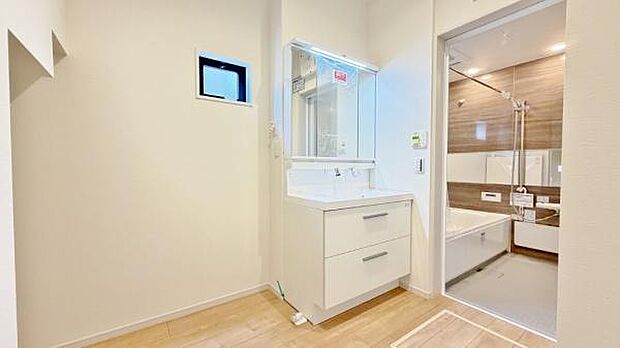 《洗面化粧台》洗練されたデザインのおしゃれな洗面化粧台。広々とした空間が、贅沢なひとときを演出します。快適さと美しさを兼ね備えた洗面所。