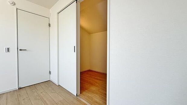 《ウォークインクローゼット》 大容量のウォークインクローゼットをご用意。衣類だけでなく、遊び道具やトランクなどの旅行用品の収納にも重宝します