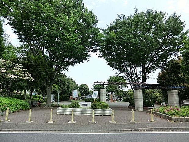 橋戸東公園まで1086m、手入れのされた緑が豊かな公園。複合遊具、砂場などがあり広々として見通しもよく楽しく遊べます。