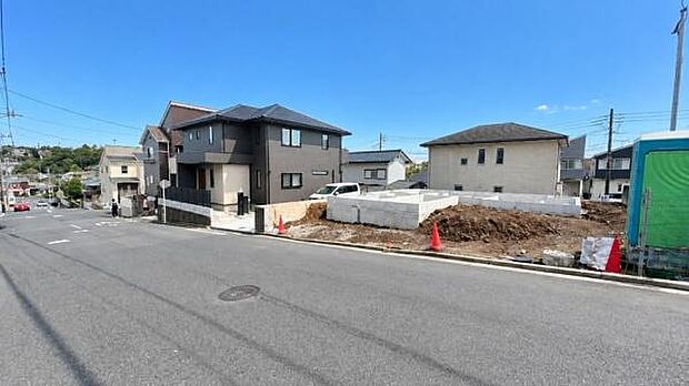 《外観》 ■青空の下、洗練されたデザインが輝く住まい。新しい暮らしを始めるのにふさわしい、光と風が心地よい空間です。