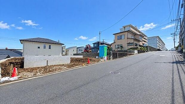 《前面道路》 ■「空」×「光」×「風」。開放感を具現化したような現地は、まさに「永住の地」としての選択肢です。