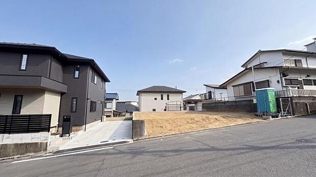 《外観》車通りも少ないため、落ち着いた雰囲気です。お子様がいらっしゃる方もご安心かと思います。