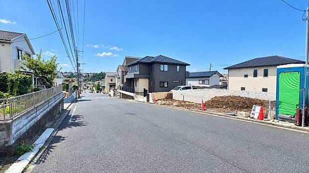 《前面道路》 ■落ち着いた住環境です。前面道路も広いので駐車も楽々です。