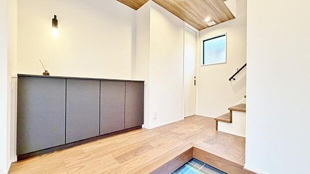 《玄関》　■玄関を開けると、エントランスホールがお出迎え。上がりがまちやシューズボックスがゆったりと構え、心地よさに包まれます。