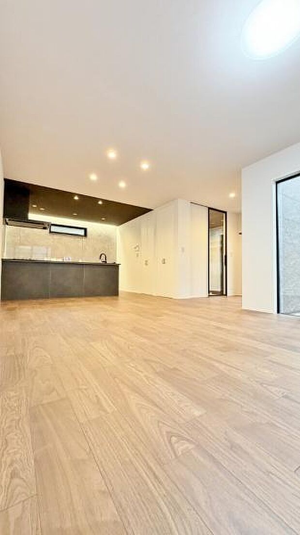 《リビングダイニング》　■開放的で広いリビング。のびのびとくつろげるリビングは、家族のコミュニケーションの場として、みんなが集まる憩いの場所に。